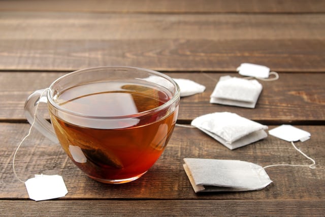 Ne jetez plus vos sachets de thé : voici l’usage malin pour nettoyer la maison sans effort