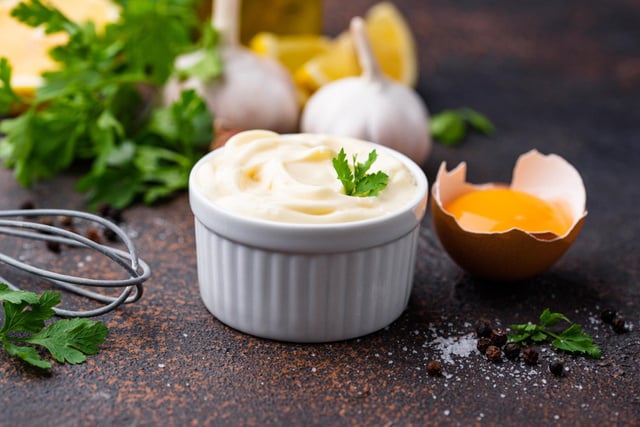 “Une mayonnaise inratable en 1 minute” : voici la recette que vous devez absolument connaître pour vos repas d’été !