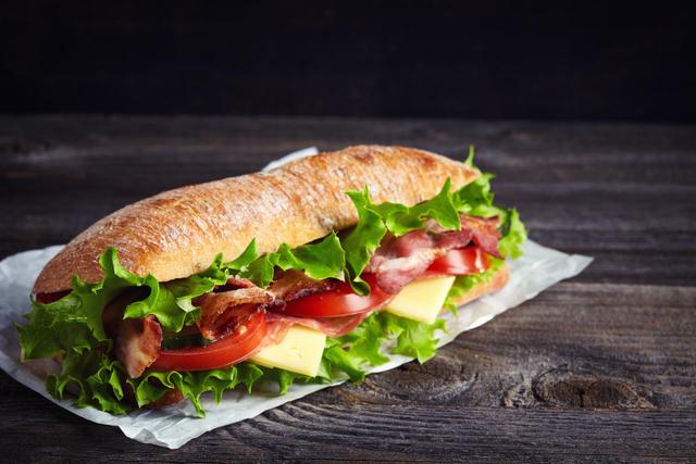 “C’est intéressant d’intégrer des légumes” : cette diététicienne donne ses conseils pour transformer le sandwich en un plat équilibré