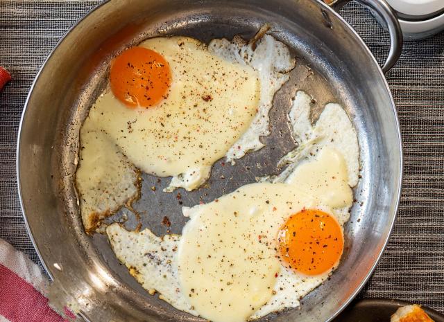 Fini les aliments qui accrochent à la poêle en inox avec cette simple habitude