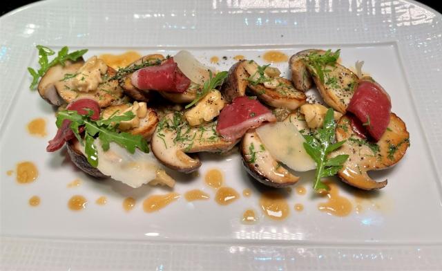 Fricassée de cèpes, caviar d'aubergines, jus de rôti, magret de canard séché et copeaux de Parmesan