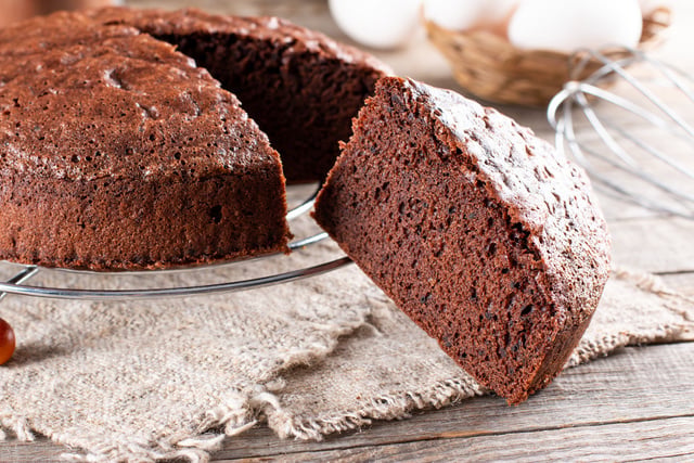 “Un gâteau hyper simple” : Julie Andrieu partage la recette de son gâteau au chocolat avec un ingrédient surprenant