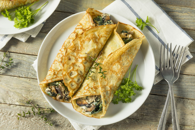 Les enfants raffolent de ces crêpes à la béchamel et aux champignons. Adobestock
