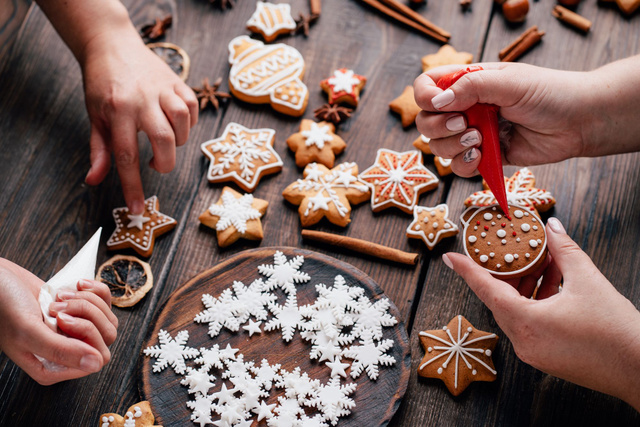 Cuisson, temps de repos, température des ingrédients : une pâtissière partage ses secrets pour des biscuits de Noël réussis !