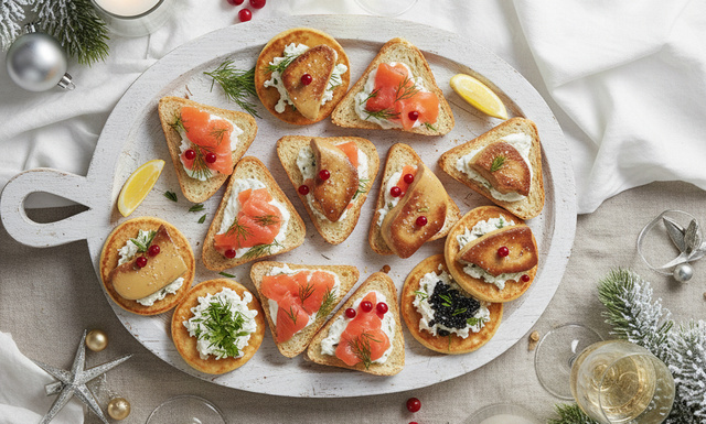 Toast et blinis pour Noël 2025 : tous nos conseils et idées de recettes pour un repas de fête parfait