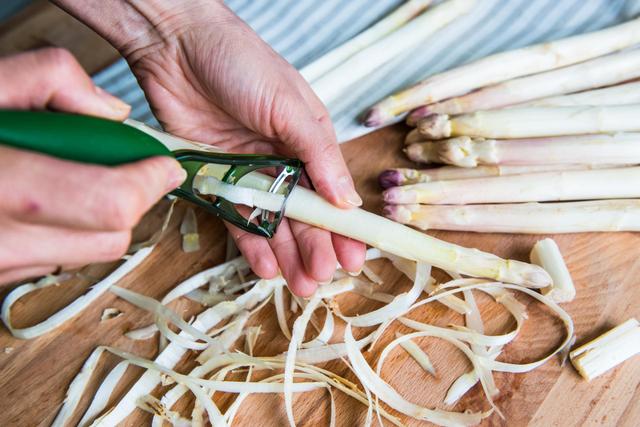 Faut-il obligatoirement peler les asperges ? Une primeur et Meilleur Ouvrier de France nous répond !