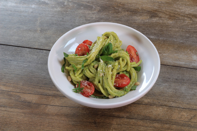 Spaghetti au pesto d’avocat, salade comme un rouleau de printemps, gaufres falafels… Votre menu healthy de la semaine du 3 au 7 octobre par 750green