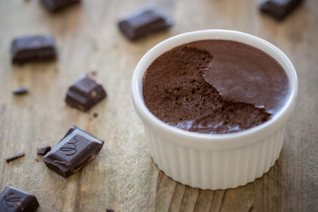 “Facile à reproduire à la maison” : la recette de mousse au chocolat soufflée de ce chef étoilé va vous faire craquer !