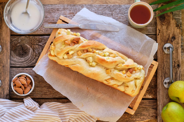 Pour changer de la tarte aux pommes, miser sur la brioche fourrée aux pommes caramélisées de Loulou Kitchen !