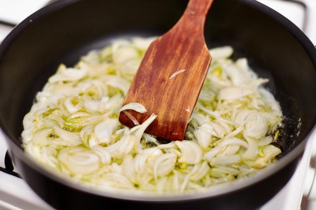 Julie Andrieu partage son astuce pour éviter aux oignons de brûler grâce à un aliment que vous avez dans votre cuisine !