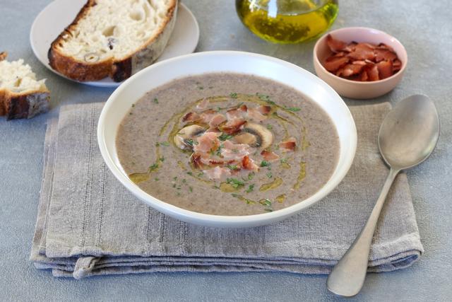 Velouté aux champignons de Paris et bacon. Silvia Santucci
