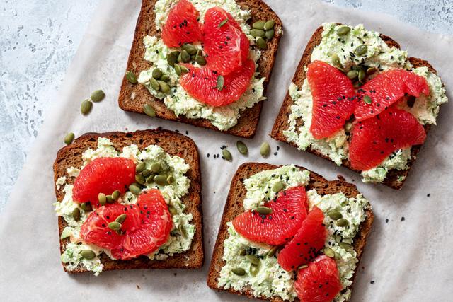 Tartines avocat, cottage cheese et pomelo. Adobestock