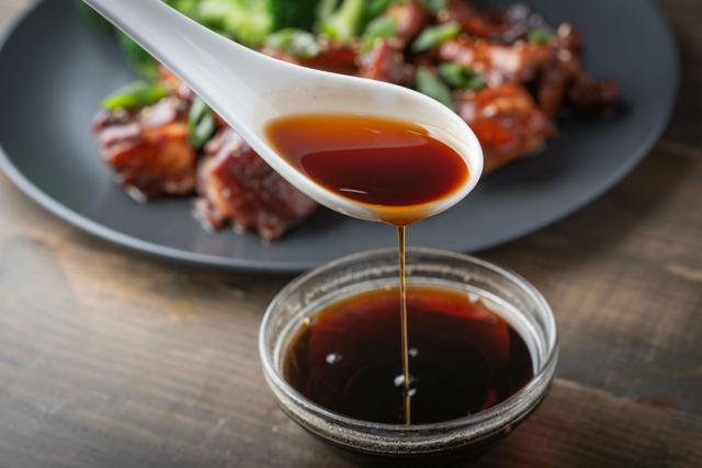 Moutarde, sauce soja, jus de citron : combien de temps peut-on les garder au frigo sans risques ?