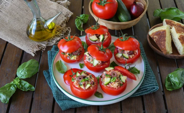 Cette recette de tomates farcies totalement crue est le repas idéal pour survivre à la canicule
