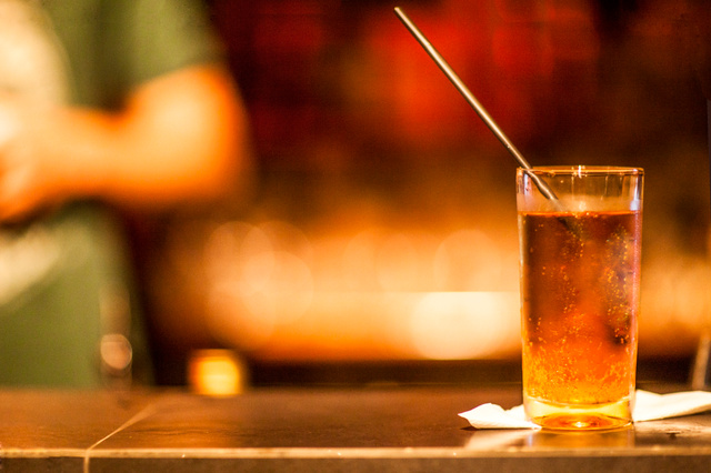 Faites aimer le thé glacé à votre homme en le transformant en cocktail