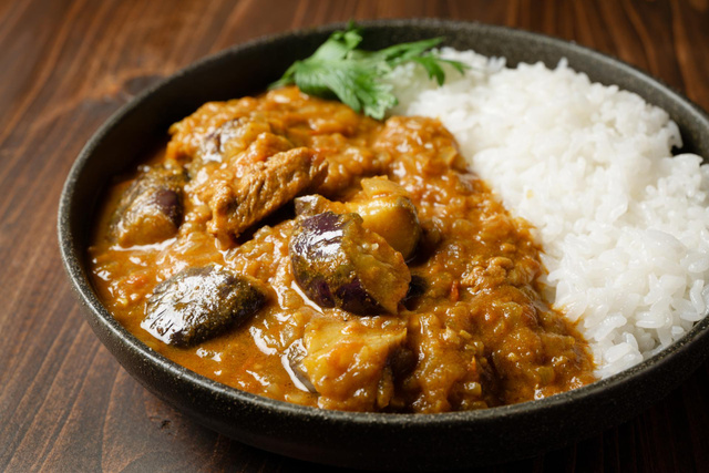 Pour profiter des dernières aubergines de la saison, ce savoureux curry est idéal !