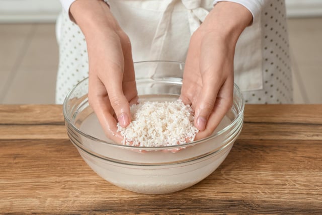 Oui Hugo Clément, on le confirme, voici pourquoi il faut VRAIMENT laver son riz avant de le cuire