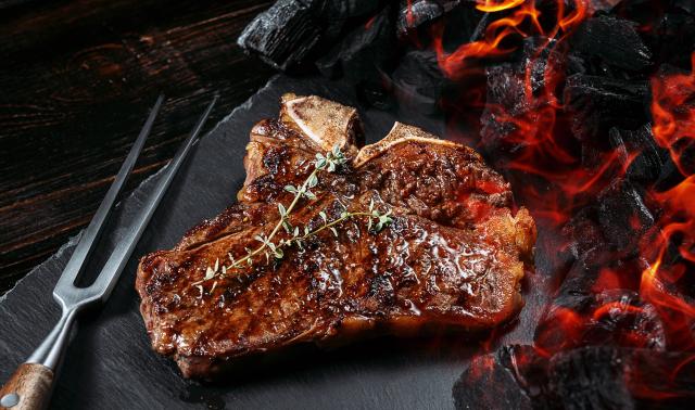 Faut-il piquer la viande au barbecue ? Adobestock