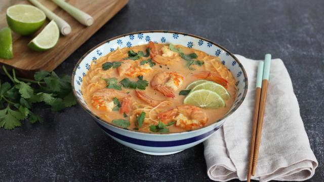 Soupe thaï au curry rouge, crevettes et vermicelles de riz : la recette qui réchauffe et régale à tous les coups !