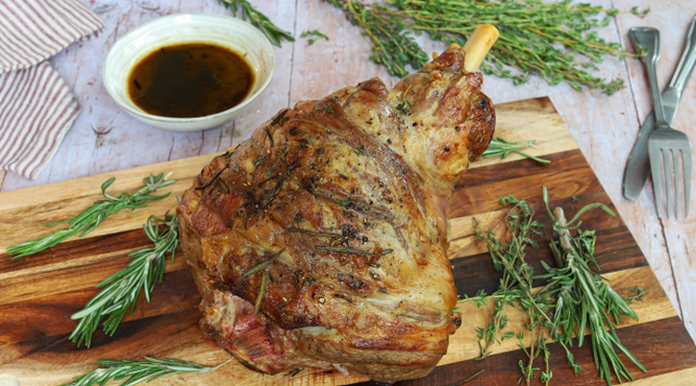 Gigot d'agneau : temps de cuisson, température, viande fondante... Notre guide complet pour Pâques 2026