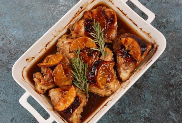 Envie d’un plat mijoté qui change ? Testez ce poulet à l’orange, savoureux et économique