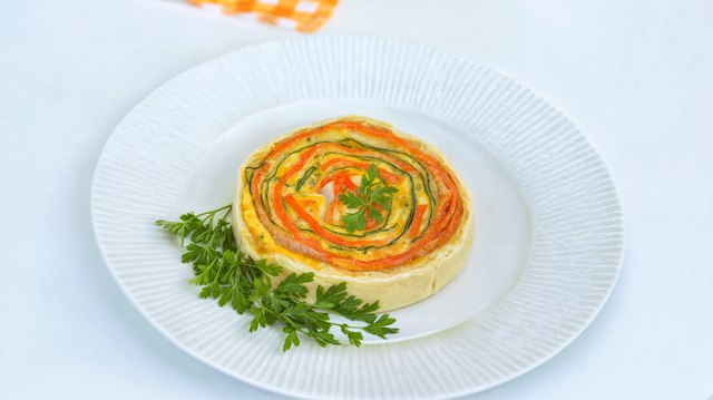 Changer de la tarte à la tomate : voici notre tartelette courgette-surimi, parfaite pour l’entrée !
