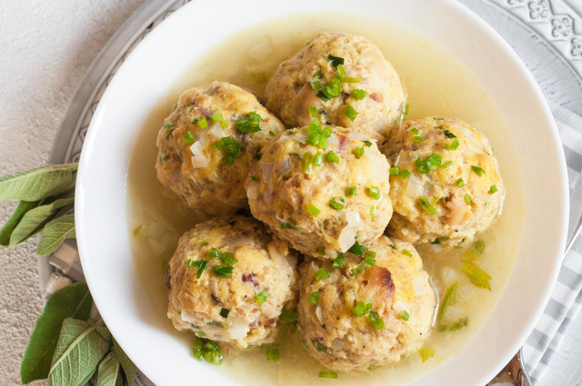 Laurent Mariotte partage ses boulettes anti-gaspi au pain : simples, pas chères et parfaites quand il fait froid