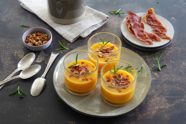 Une recette légère et festive pour débuter le repas de Noël : des verrines de velouté de butternut au jambon croustillant faciles à faire !