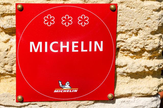 Voici le top 5 des restaurants étoilés Michelin 2025 à moins de 40 € le midi, partout en France