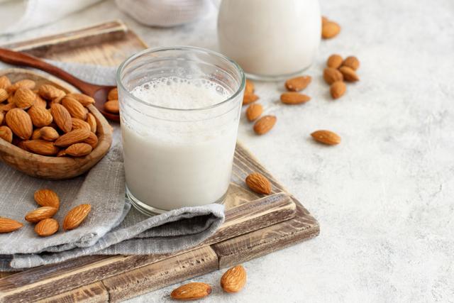 La production d'amandes coûte chère. Adobestock
