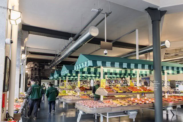 Verrières et structures métalliques, 420m2 de superficie : entre supermarché et halle, ce magasin alimentaire a ouvert au coeur de Paris !