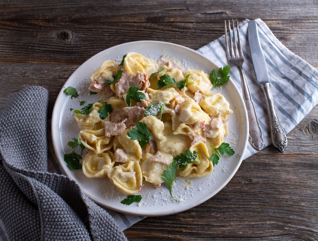 Ces tortellini à la crème et au jambon sont parfaits pour un dîner express en semaine