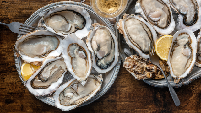Conseils huîtres : Ouverture, conservation... Tout savoir sur les huîtres pour réussir votre repas de Noël 2025