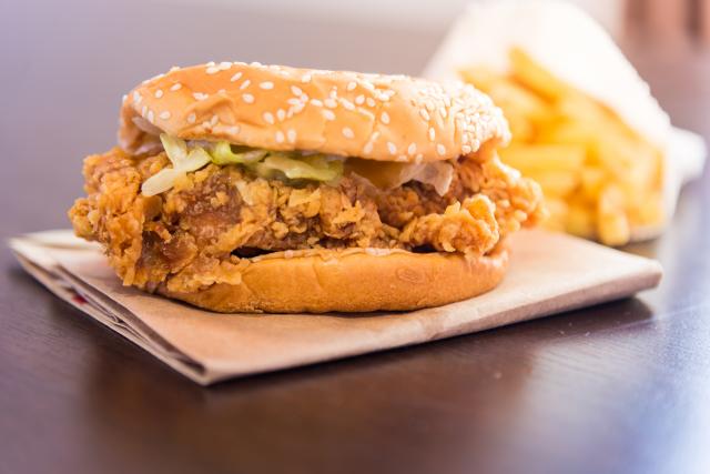 Burger de poulet frit Adobe Stock
 