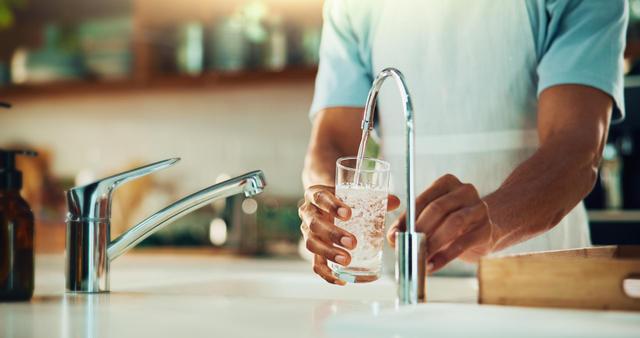 Eau du robinet et eau en bouteille : laquelle choisir pour votre santé ? Le médecin Jimmy Mohamed a tranché !