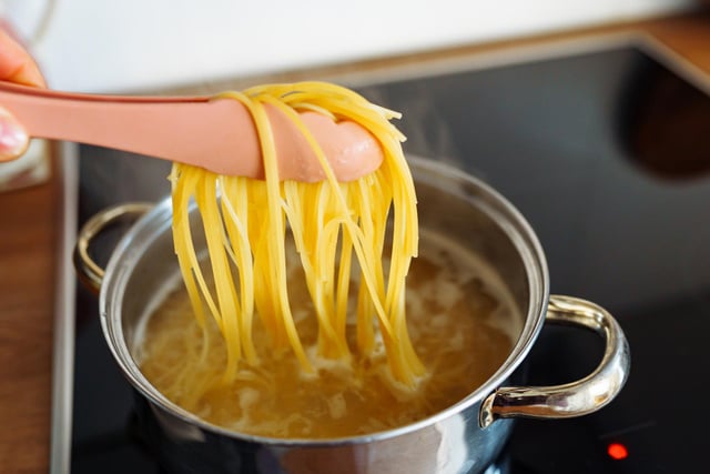 “Cette règle là, elle change tout” : découvrez le geste indispensable pour donner du goût à vos pâtes dès la cuisson