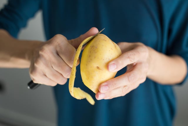 Ne jetez plus vos épluchures de pommes de terre : la recette zéro erreur au Airfryer pour un apéro à 0 €