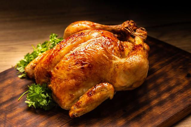 Ce gagnant de Top Chef dévoile son astuce pour ne pas avoir un blanc sec à la cuisson du poulet rôti