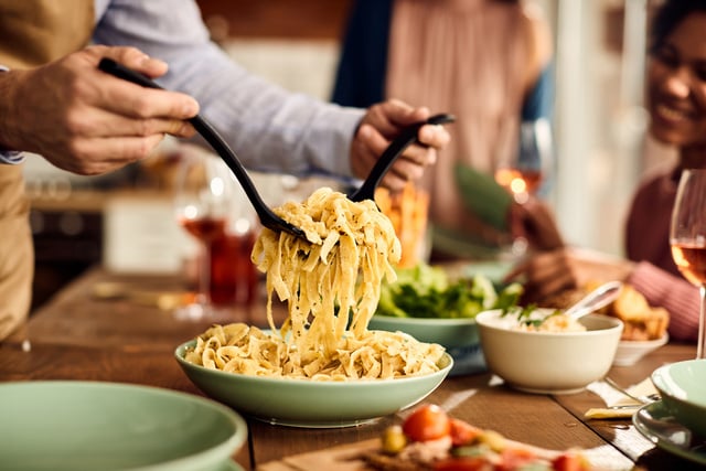 “Arrêtez d’acheter des passoires !” : ce chef italien explique la vraie façon d’égoutter les pâtes