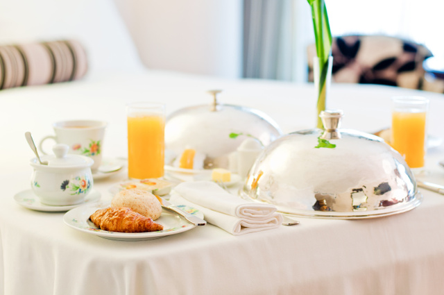 Eau allégée, glace fondue… Les demandes de room service les plus insolites révélées par une étude !