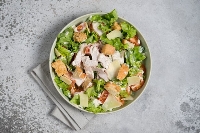 Ce bowl salade Caesar hyperprotéiné et frais vous suivra partout cet été