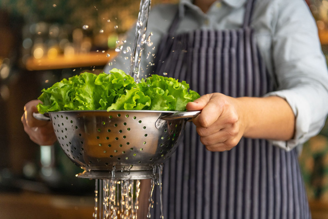 L'astuce pour redonner du croquant à une salade défraîchie