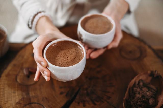 Le beurre de cacao et l'eau ou le lait ne se mélangent pas bien. Adobestock