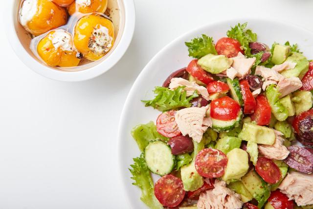 Avocat, thon, olives, tomates : voici la recette d'une salade fraîche et gourmande venue tout droit d’Italie à adopter pour l'été