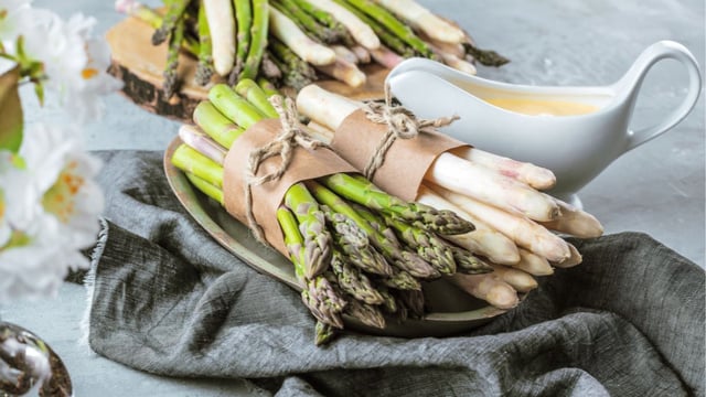 Asperges : la sauce inratable et petit budget de Mory Sacko pour remplacer la hollandaise