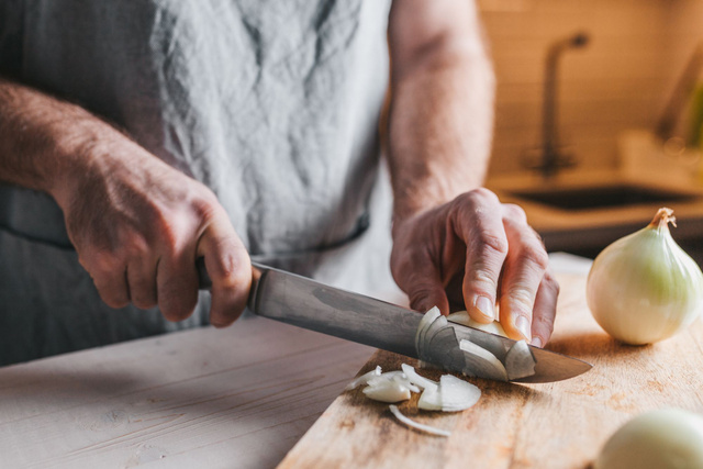 Le hack ultime en cuisine : comment couper finement son oignon en moins de 2 minutes ?