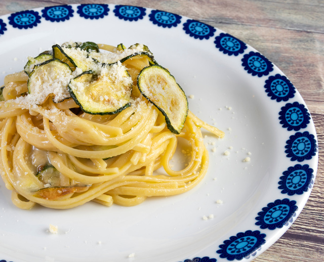 Ni bolognaise, ni carbonara : cette recette italienne de spaghetti alla Nerano à base de courgettes est idéale pour prolonger l’été