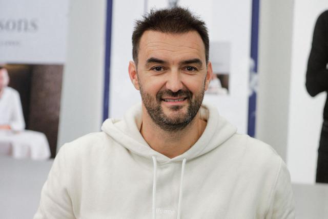 “Il régale tout le monde” : Cyril Lignac revisite le jambon coquillettes dans un risotto gourmand et régressif