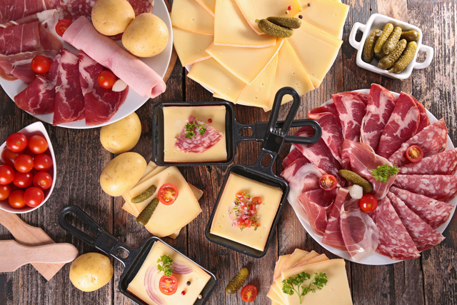 Voici l'adresse pour déguster une raclette avec vue imprenable sur la Tour Eiffel !