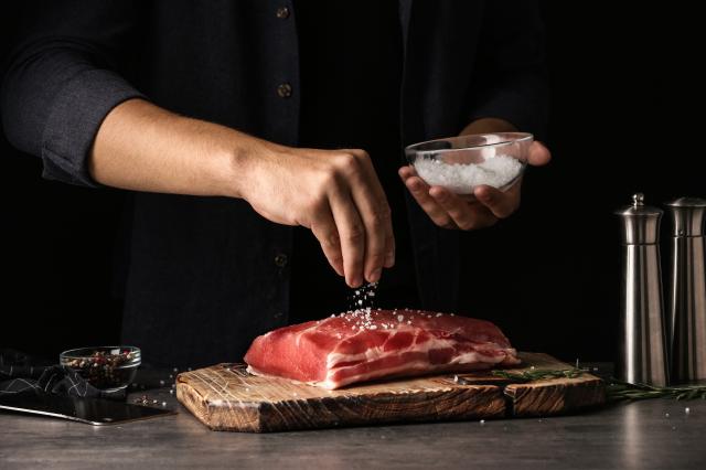 Faut-il saler la viande avant ou après cuisson au barbecue ? Adobestock